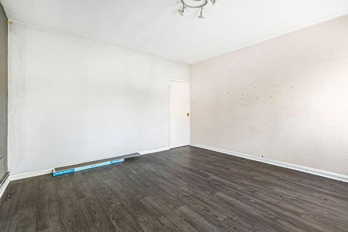 2 Bedroom Flat For Sale In Leigham Court Road, London, SW16