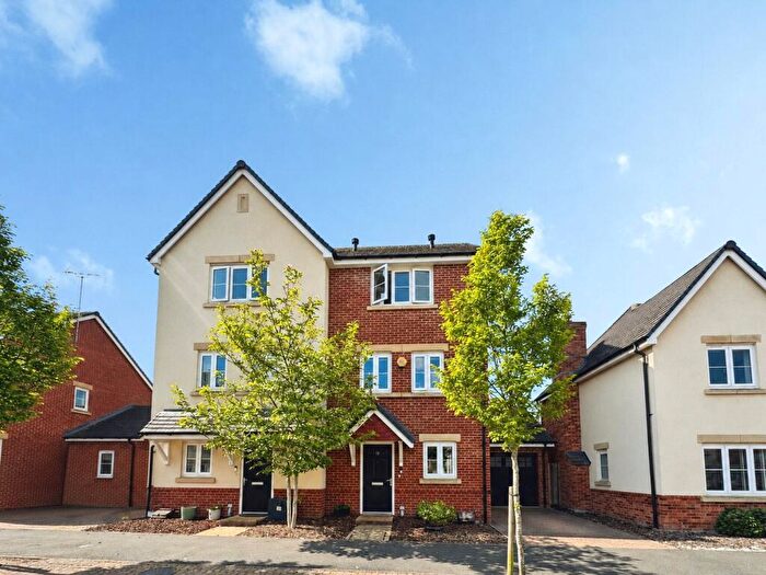 4 Bedroom Semi Detached House For Sale In Warbler Road, Farnborough, Hampshire, GU14