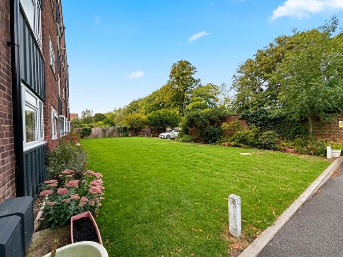 2 Bedroom Flat To Rent In Mulgrave Road, Belmont, Sutton, SM2