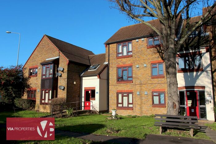 2 Bedroom Flat To Rent In Cumberland Court, Hoddesdon, EN11