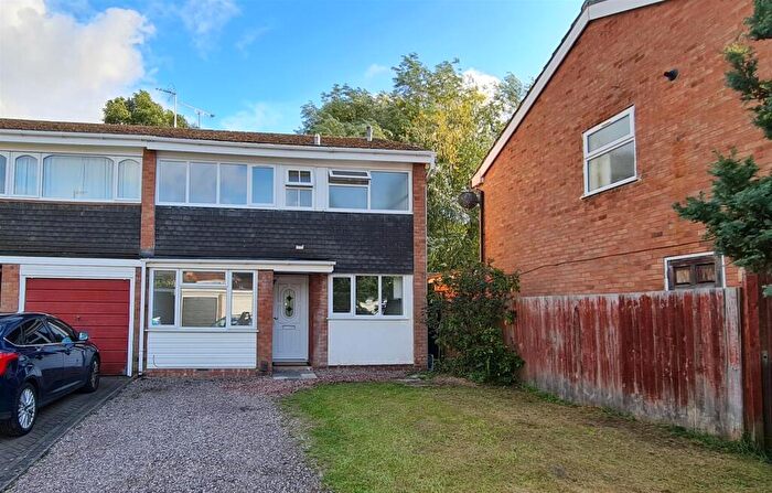 4 Bedroom Semi Detached House For Sale In Derry Close, Birmingham, B17