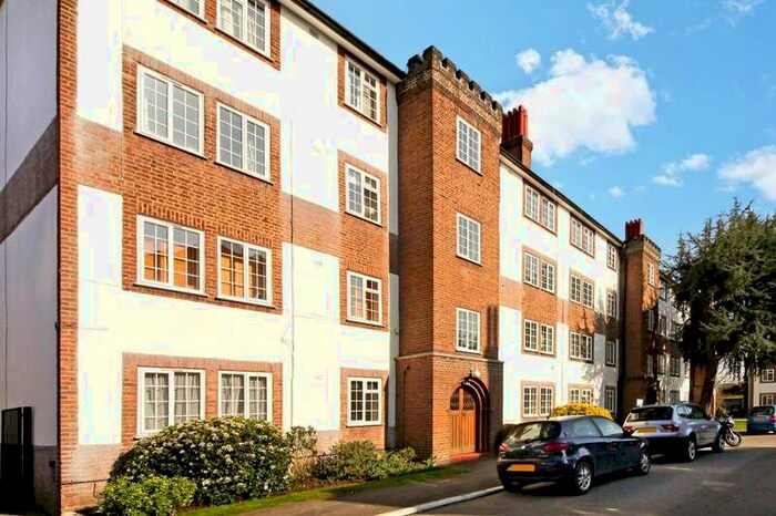 2 Bedroom Flat To Rent In Gloucester Court, Kew, Surrey, TW9
