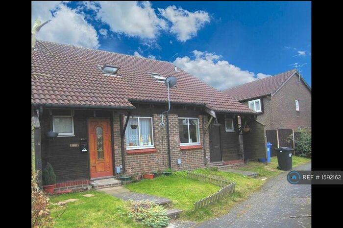 1 Bedroom End Of Terrace House To Rent In Willowmead Close, Woking, GU21