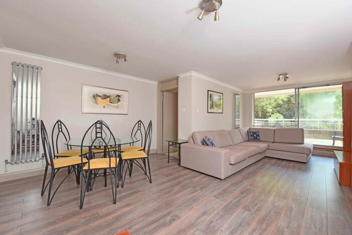 2 Bedroom Flat To Rent In Lorne Court, Putney Hill, London, SW15