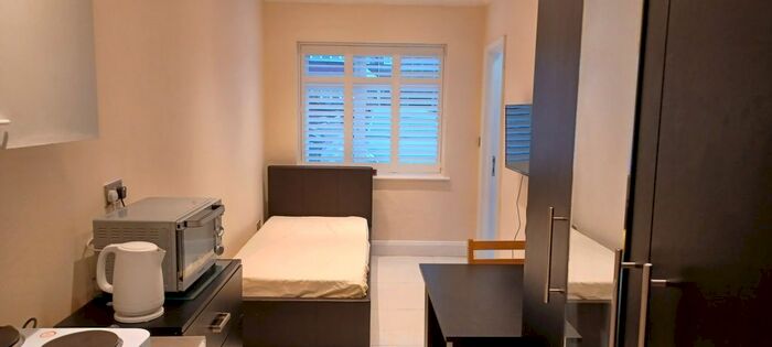 Studio To Rent In St Leonards Avenue, Kenton, HA3