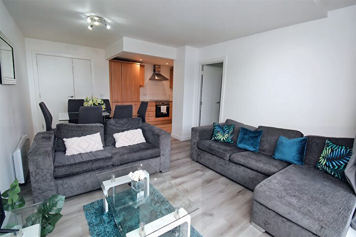 3 Bedroom Flat To Rent In Point Pleasant, Wandsworth, SW18