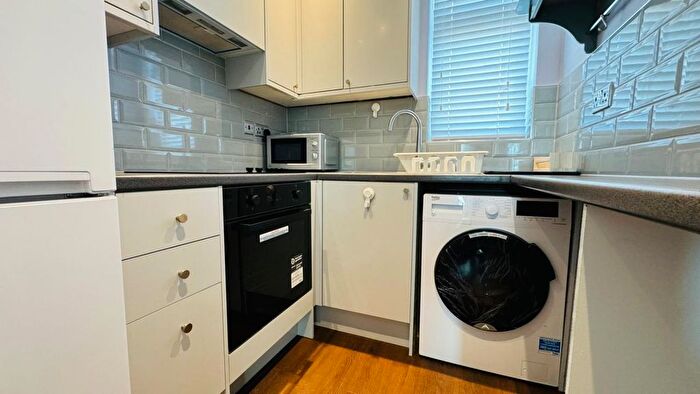 1 Bedroom Flat To Rent In Tennyson Avenue, New Malden, KT3