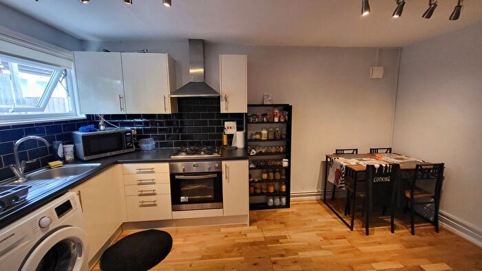 2 Bedroom Property To Rent In Allingham Close, Hanwell, W7