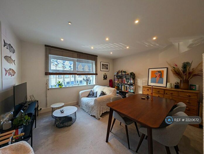 2 Bedroom Flat To Rent In Hayes Grove, London, SE22