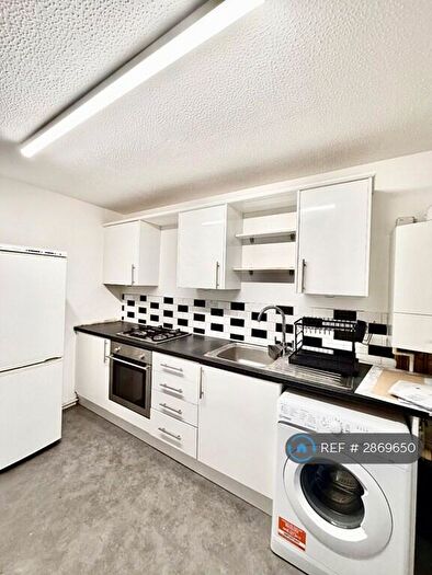 2 Bedroom Flat To Rent In Tash Place, London, N11