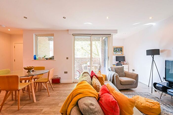 2 Bedroom Flat To Rent In Knapp Road, Bow, London, E3