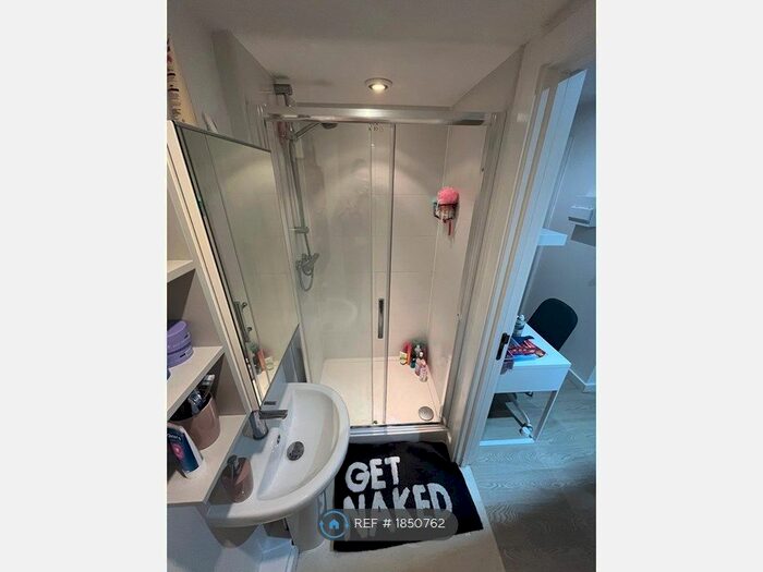 2 Bedroom Flat To Rent In Orme House, Newcastle Under Lyme, ST5