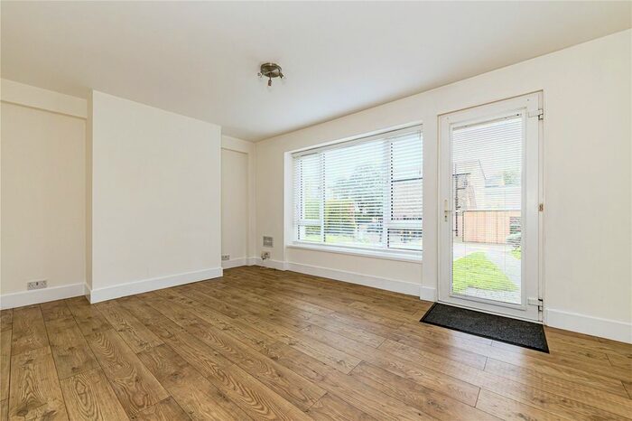 3 Bedroom Flat To Rent In Heathshott, Friars Stile Road, Richmond, TW10