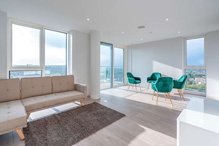 2 Bedroom Flat To Rent In Newnton Close, London, N4