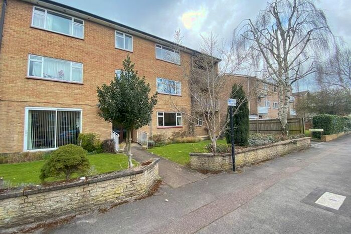 2 Bedroom Flat To Rent In Sunnymeade Flats, Hernes Road, OX2