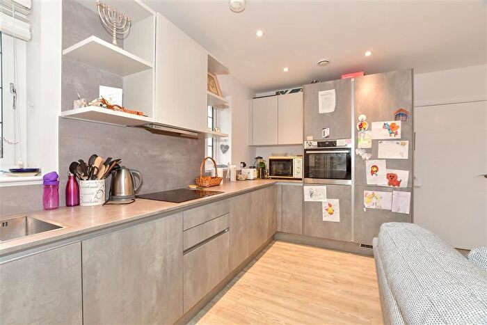 2 Bedroom Flat For Sale In Tilney Drive, Horsham, West Sussex, RH12
