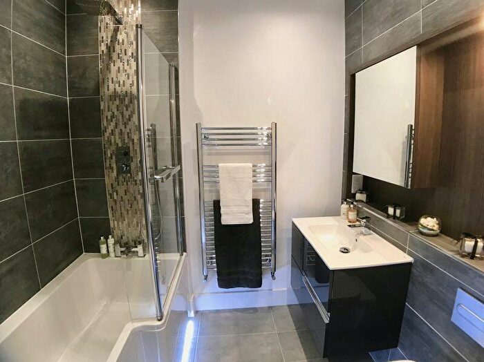 1 Bedroom Flat To Rent In Town Centre - High Wycombe, HP11