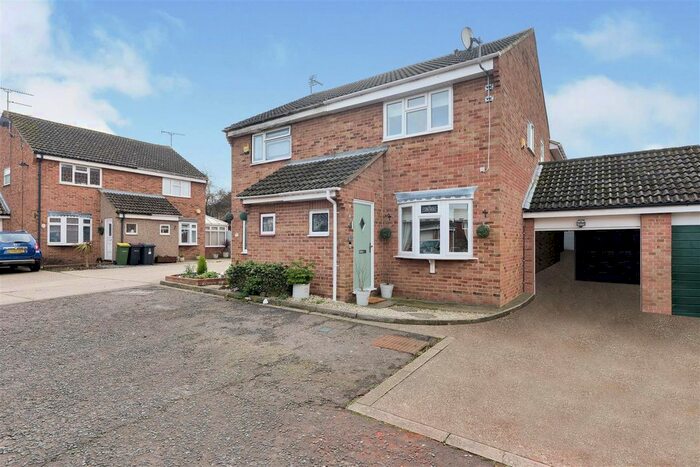 3 Bedroom Semi-Detached House To Rent In Hanningfield Close, Rayleigh, SS6