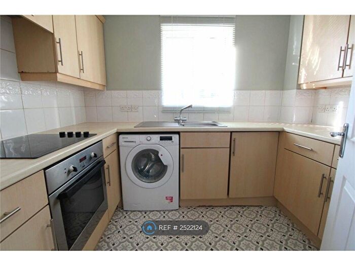 2 Bedroom Flat To Rent In Clarendon Way, Colchester, CO1