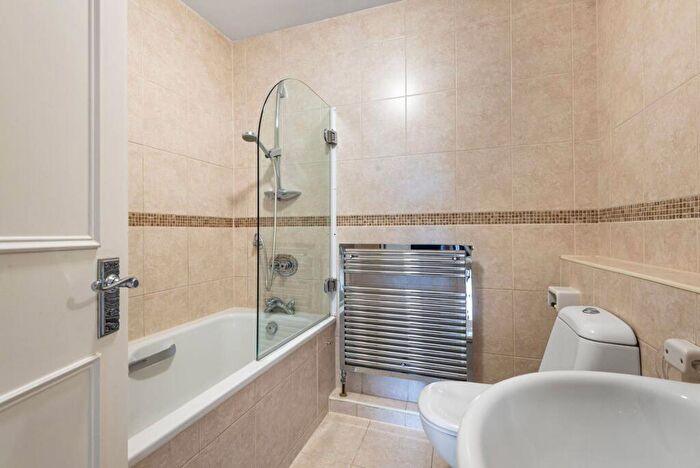 2 Bedroom Flat To Rent In Byron Court, South Hampstead, London, NW6