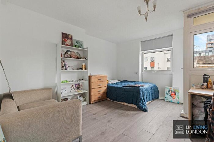 4 Bedroom Maisonette To Rent In Glaucus Street, Bow, E3