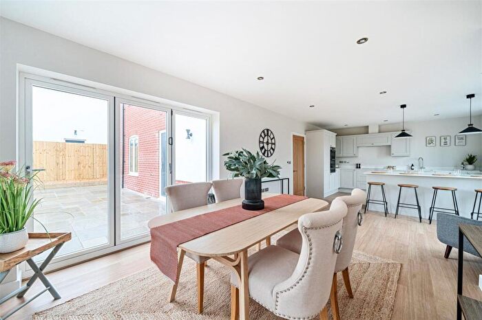 4 Bedroom Detached House For Sale In Chase Road, Lindford, Bordon, Hampshire, GU35