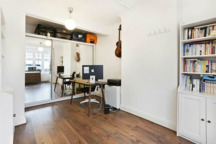 2 Bedroom Detached House For Sale In Hamilton Avenue, Cheam, Sutton, SM3