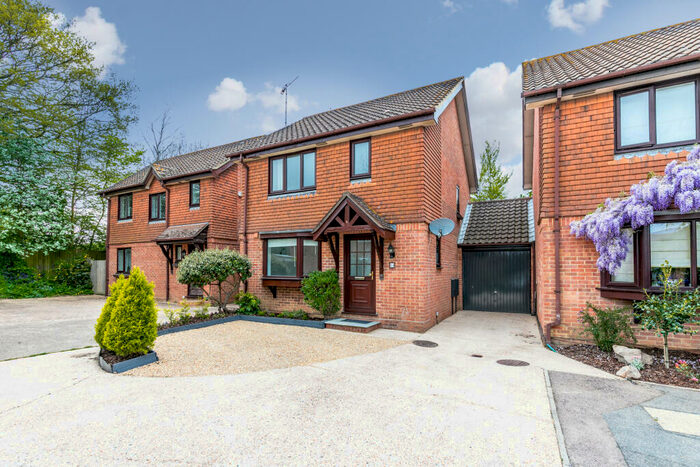 3 Bedroom Link Detached House To Rent In Harlech Close, Durrington, BN13