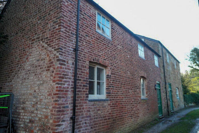 2 Bedroom Cottage To Rent In , CH7