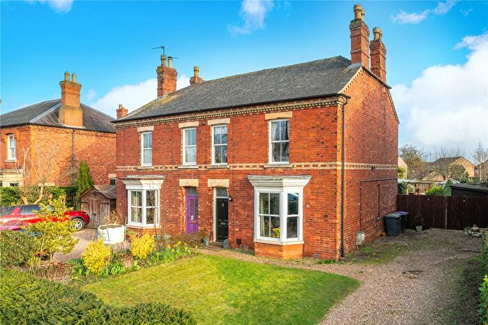 4 Bedroom Semi-Detached House For Sale In London Road, Sleaford, Lincolnshire, NG34