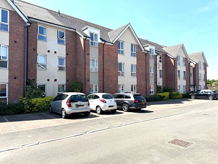 2 Bedroom Flat To Rent In Harrow Close, Addlestone, KT15