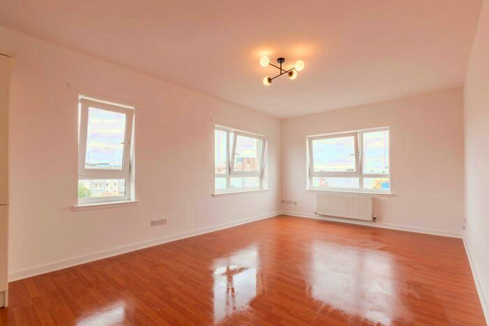 3 Bedroom Flat To Rent In L &#; New Mart Place, Edinburgh, EH14