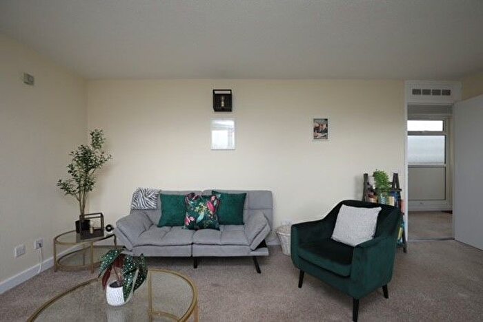 2 Bedroom Flat To Rent In Mountbatten Square, Windsor, Berkshire, SL4