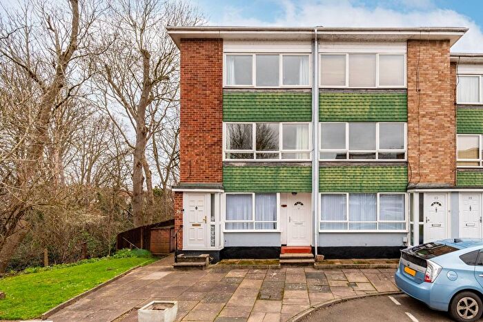 2 Bedroom Flat For Sale In Manor Road, Twickenham, TW2