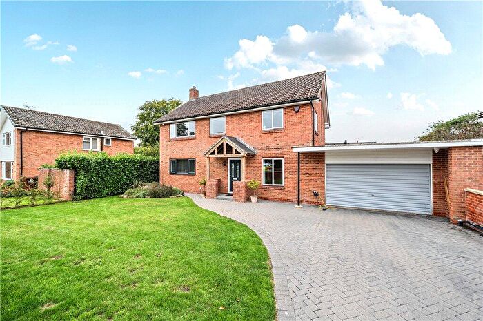 4 Bedroom Link Detached House For Sale In Sycamore Close, Romsey, Hampshire, SO51