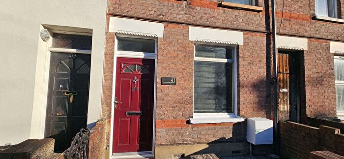 3 Bedroom Terraced House To Rent In Malvern Road, LU1