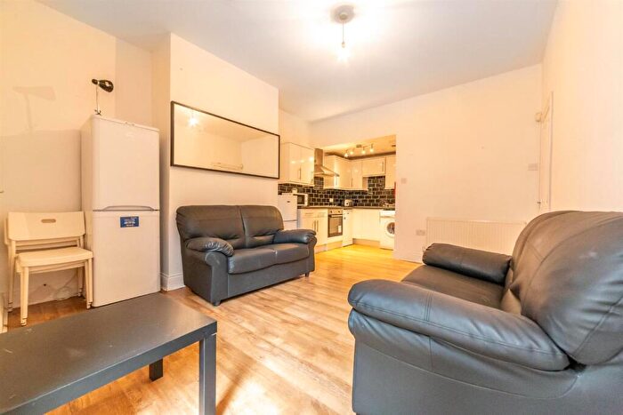 3 Bedroom Flat To Rent In £pppw - Greystoke Avenue, Sandyford, NE2