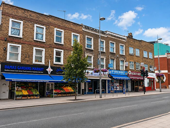 3 Bedroom Flat To Rent In High Street, Acton, London, W3