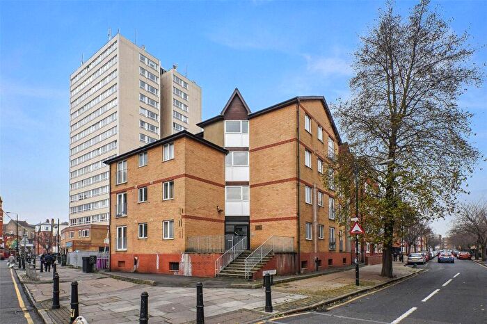 1 Bedroom Apartment For Sale In Astra Apartments, Globe Road, London, E2