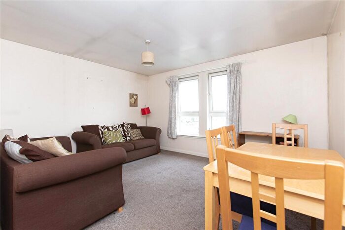 3 Bedroom Flat To Rent In Dryden Gait, Edinburgh, EH7