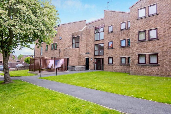 2 Bedroom Flat To Rent In Banksfield Avenue, Yeadon, Leeds LS19