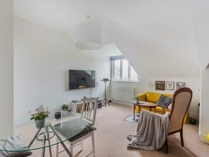 2 Bedroom Apartment To Rent In Ref: Gk - Reigate Road, Reigate, RH2