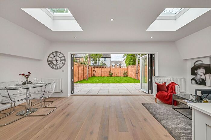 3 Bedroom Flat For Sale In Winterwell Road, Brixton, London, SW2