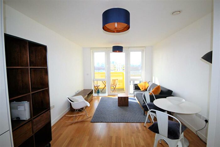 1 Bedroom Apartment To Rent In Sculpture House, Killick Way, Stepney Green, E1