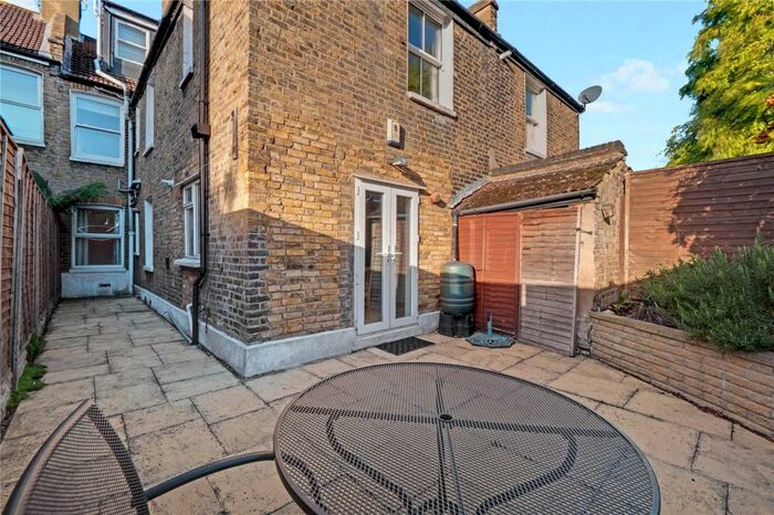 2 Bedroom Flat To Rent In Radbourne Road, London, SW12