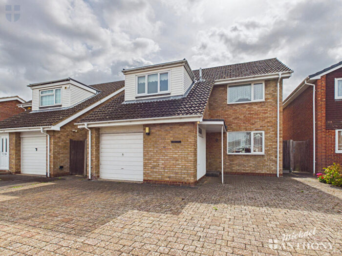 3 Bedroom Detached House For Sale In Oulton Close, Aylesbury, HP21