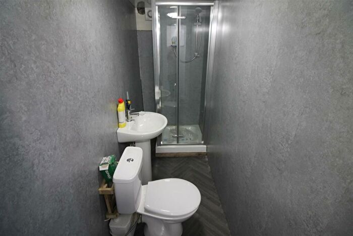 6 Bedroom House To Rent In Royal Park Avenue, Hyde Park, Leeds, LS6