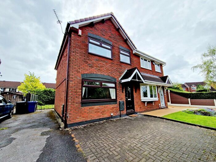 3 Bedroom Semi-Detached House To Rent In Albert Road, Whitefield, M45