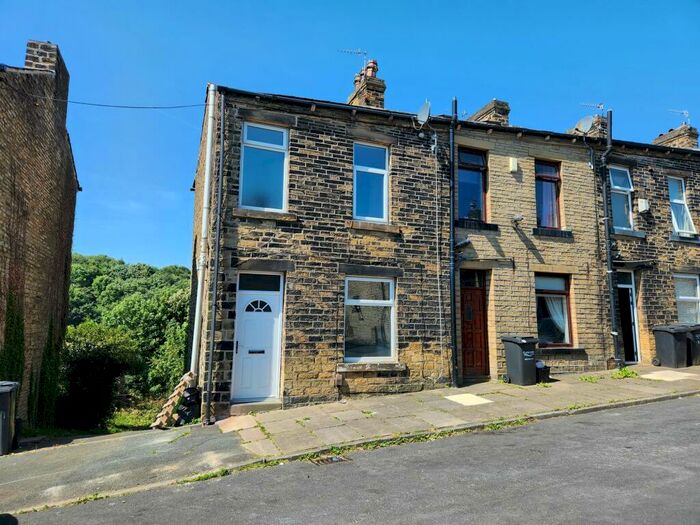 2 Bedroom End Of Terrace House To Rent In Lake View, Halifax, HX3