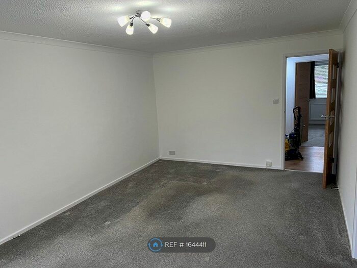 2 Bedroom Flat To Rent In Hersham Road, Walton-On-Thames, KT12